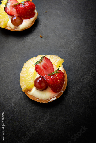 Obraz na płótnie Delicious strawberry and pineapple pastry w salonie