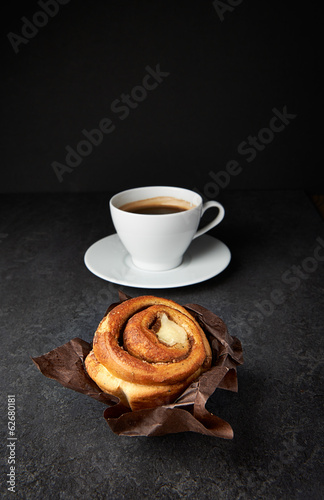 Obraz na płótnie Fresh Sweet Cinnamon Roll and coffee w salonie