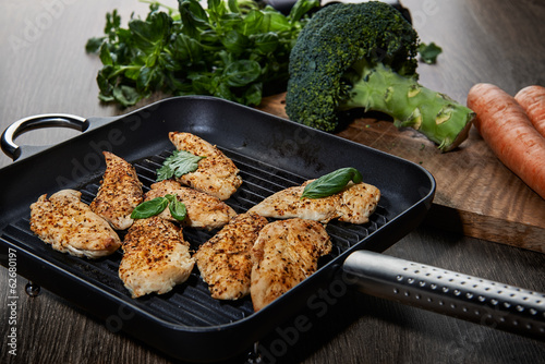 Obraz na płótnie Roasted chicken in pan w salonie
