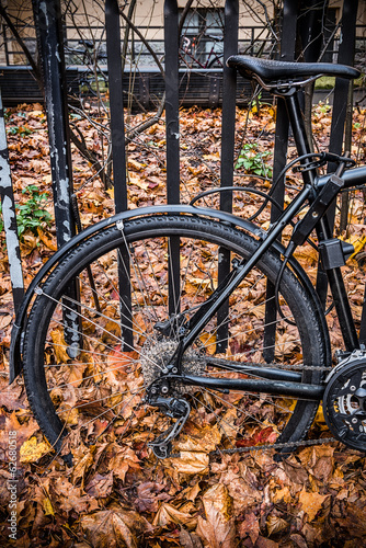 Obraz na płótnie Bicycle and autumn leaves w salonie