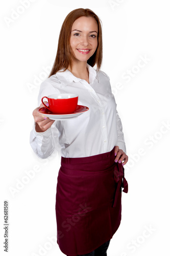 Junge Frau serviert eine Tasse Kaffee