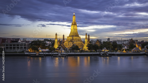 Bangkok, The ancient temple at Twilight (ChaoPhraya River, Thail © molpix