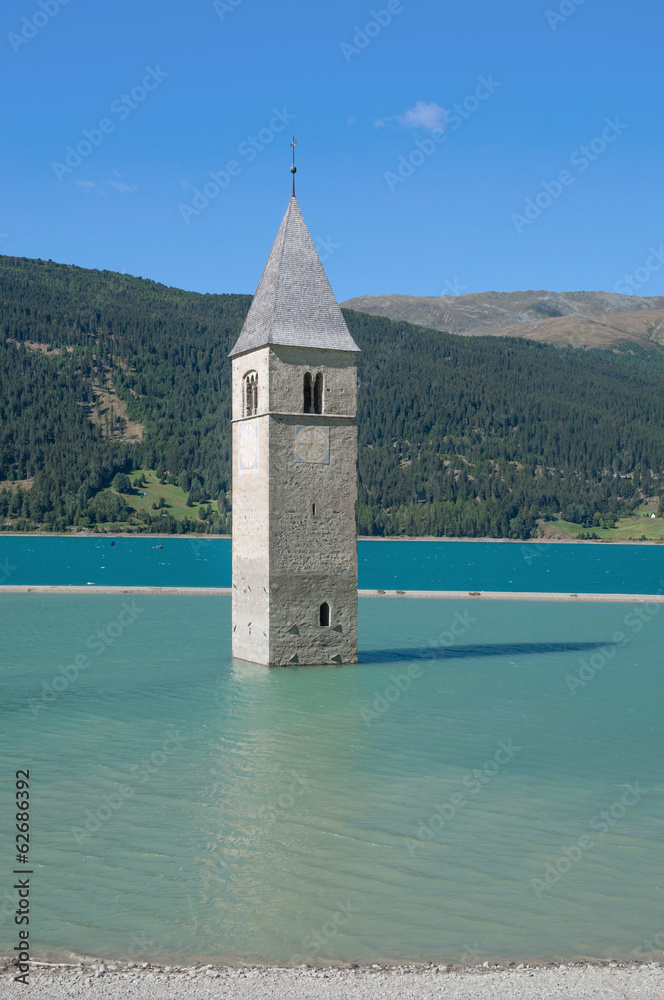 die versunkene Kirche im Reschensee in Südtirol