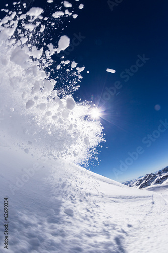 Freeze motion of powder snow blasting out