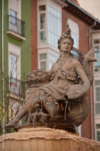 Escultura de un mujer en una fuente de Burgos, España