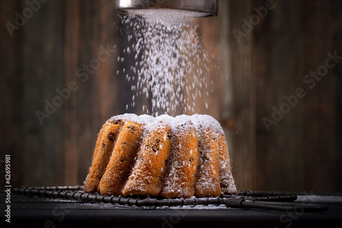 frischer Kuchen mit Puderzucker - gestreut photo