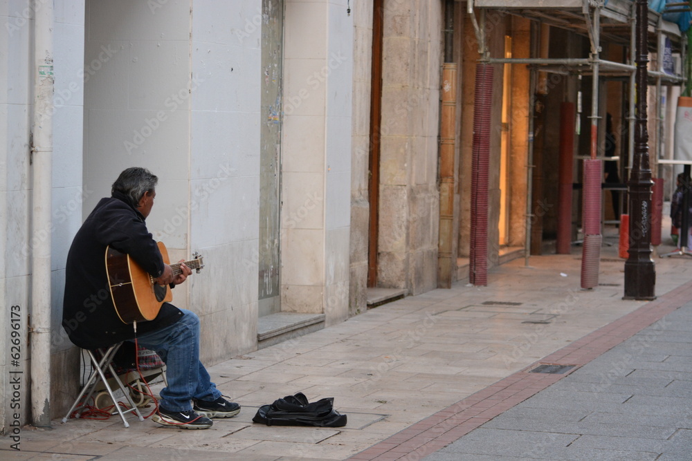 tocando la guitarra en al calle foto de Stock | Adobe Stock