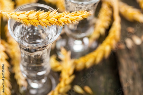 Photography Korn, Schnaps mit Getreide auf Holz