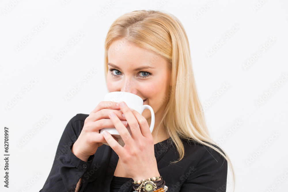Schöne Blondine vor weißem Hintergrund Schöne Blondine vor weißem Hintergrund
