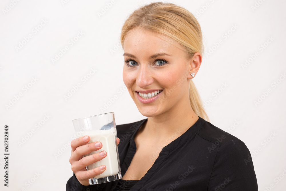 Schöne Blondine vor weißem Hintergrund Schöne Blondine vor weißem Hintergrund