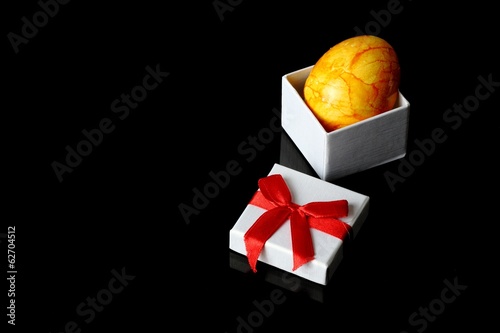 Ostergeschenk auf dunklem Hintergrund