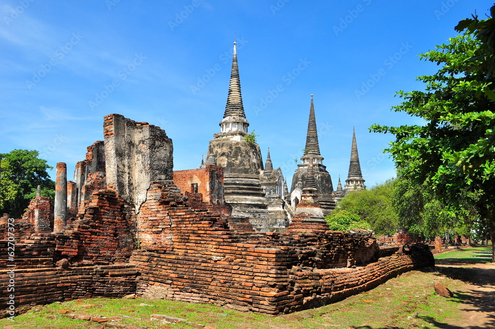 Fototapeta premium Ancient Ruin Pagoda in Ayutthaya Province, Thailand