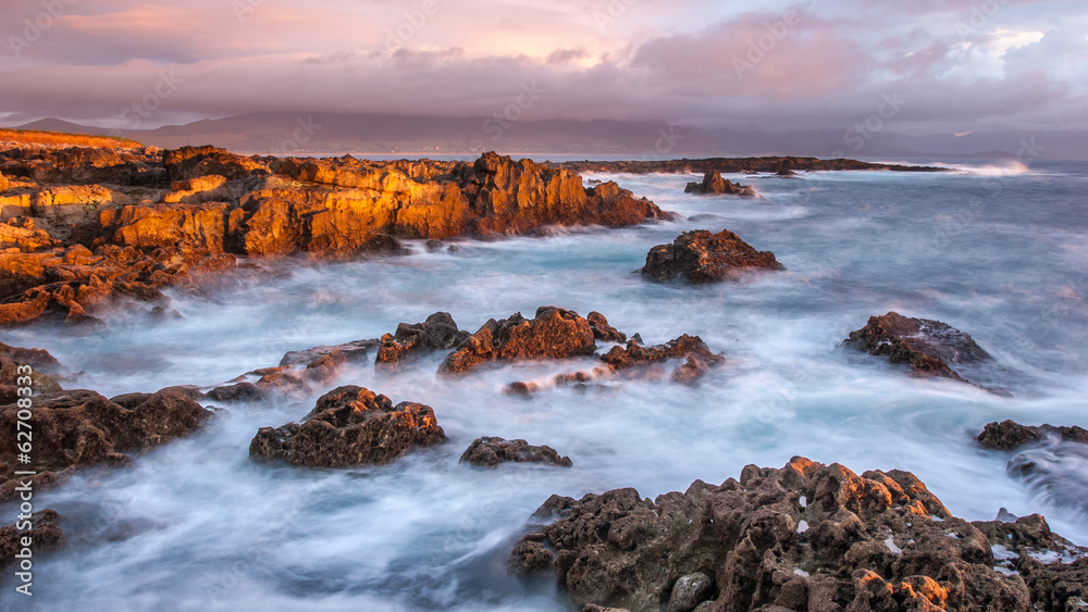 Obraz premium long exposure of a sunset at 10:00 pm on one of the longest day of the year on the rugged coastline of Kerry, Ireland