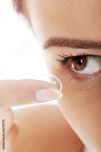 Obraz na płótnie Woman putting contact lens in her eye