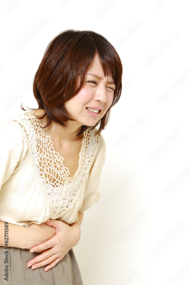 急な便意に苦しむ女性