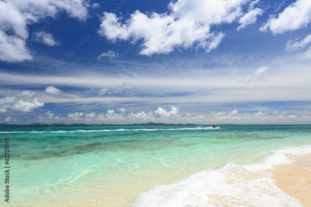 南国沖縄の綺麗な珊瑚の海と夏空 南国沖縄の綺麗な珊瑚の海と夏空