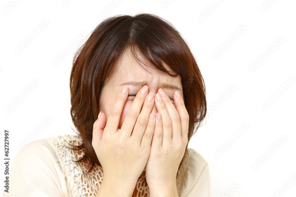 悲しみに暮れる女性
