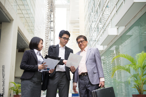 Photos asian business team reporting to senior ceo with office backgrou