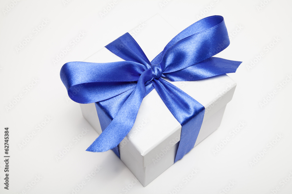 geschenk mit blauer schleife geschenk mit blauer schleife
