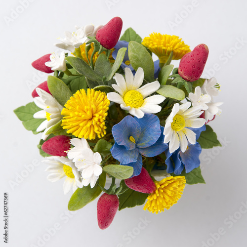Fototapeta Naklejka Na Ścianę i Meble -  Colorful bouquet of flowers and berries on a white background