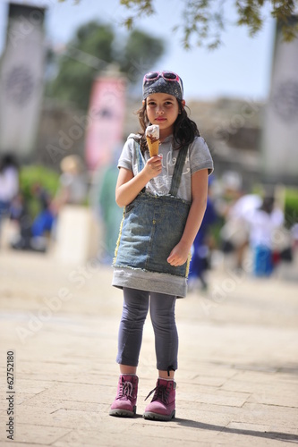 Girl eats ice cream © PROMA