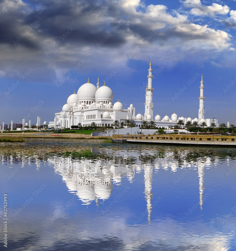 Fototapeta premium Sheikh Zayed mosque in Abu Dhabi, United Arab Emirates