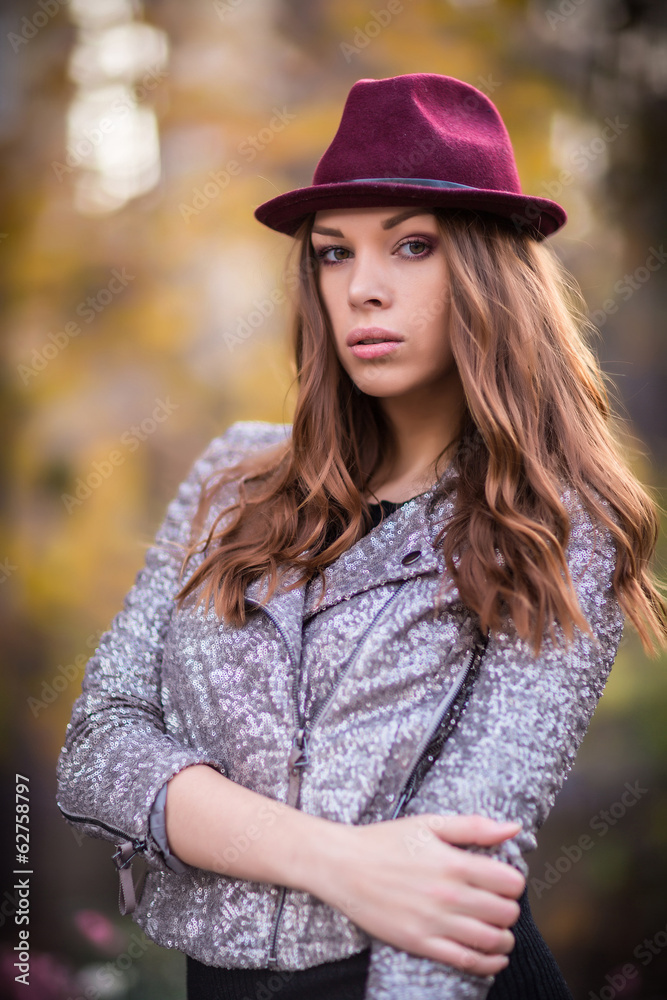 Young beautiful girl fashion shot / Autumn scene