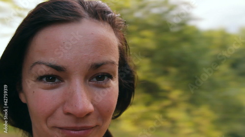 лицо девушки на фоне природы