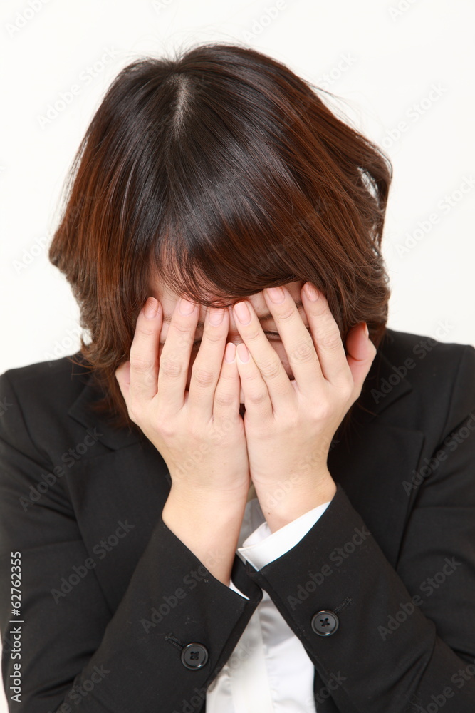 顔を覆う女性 顔を覆う女性
