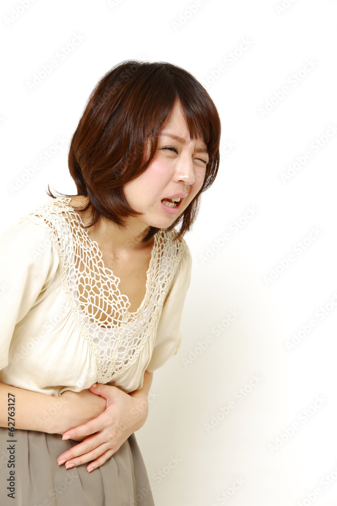 腹痛に苦しむ女性 腹痛に苦しむ女性