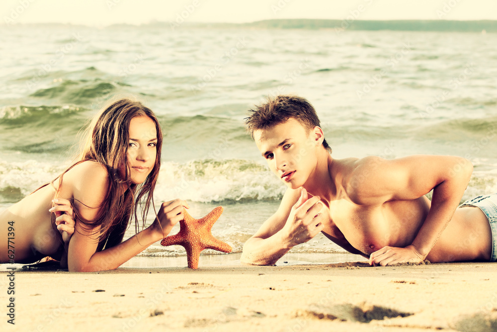 Fototapeta premium couple at the beach