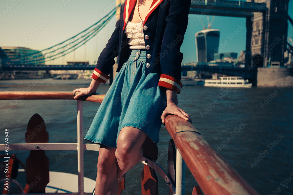 Obraz premium Woman touring the Thames on a boat