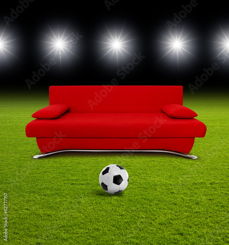 Rote Couch im Fußballstadion