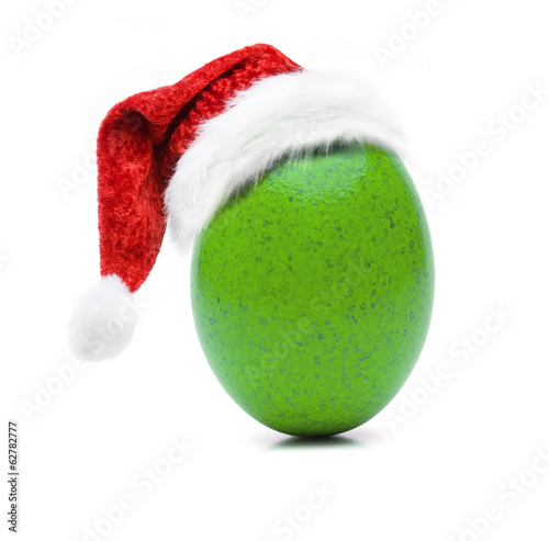 Grünes Osterei mit Nikolausmütze