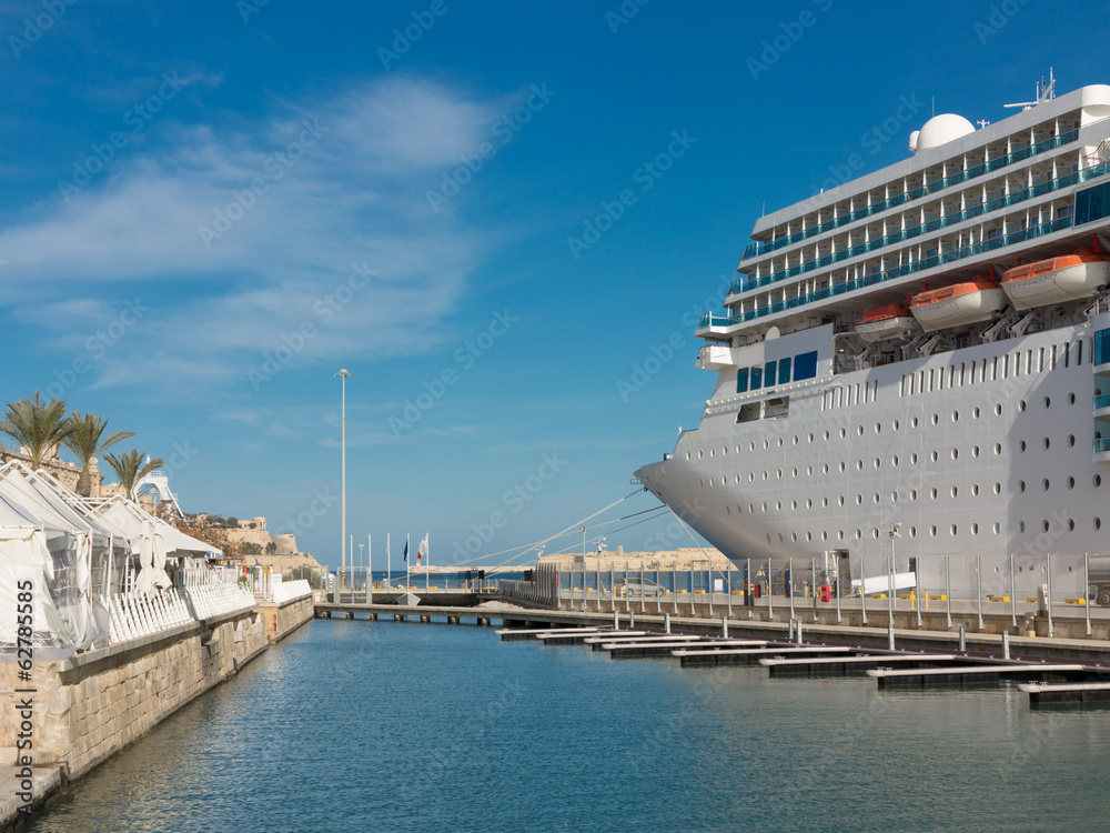 Kreuzfahrtschiff im Hafen von Valletta, Malta
