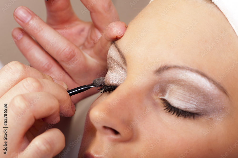 Kosmetikerin beim Makeup der Augenlider