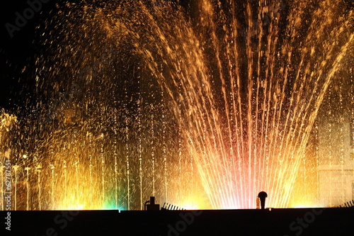 fontane danzanti illuminate con giochi d'acqua photo