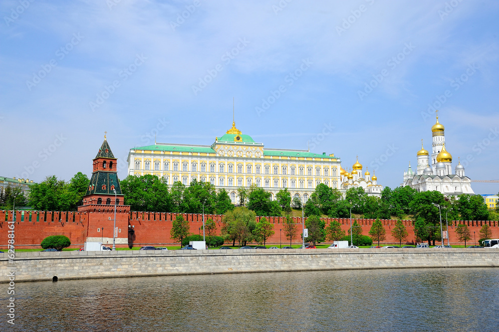 Le kremlin depuis les quais de la moscova