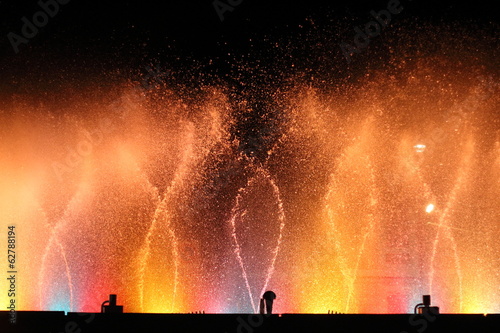 fontane danzanti illuminate con giochi d'acqua photo