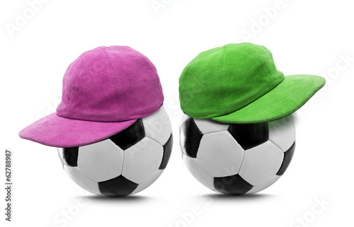 Zwei Fußbälle mit Mütze