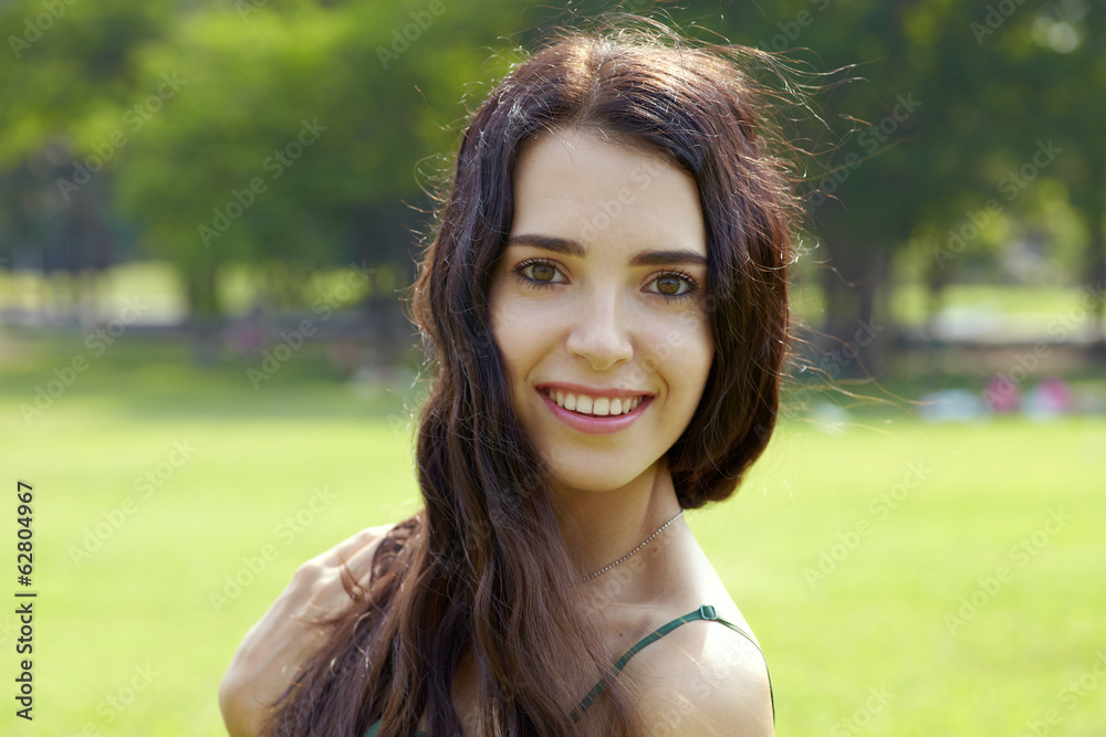Naklejka premium Young close up in park a
