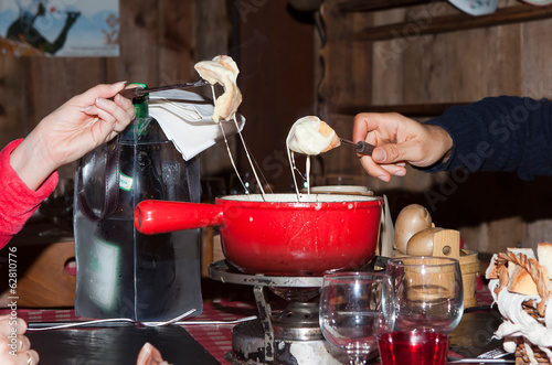 Fondue savoyarde au restaurant photo