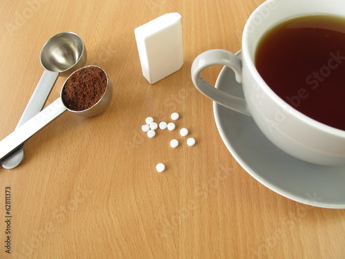 Schwarzer Kaffee mit Süßstofftabletten photo