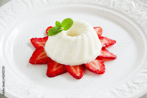 Strawberry blancmange garnished with fresh strawbe