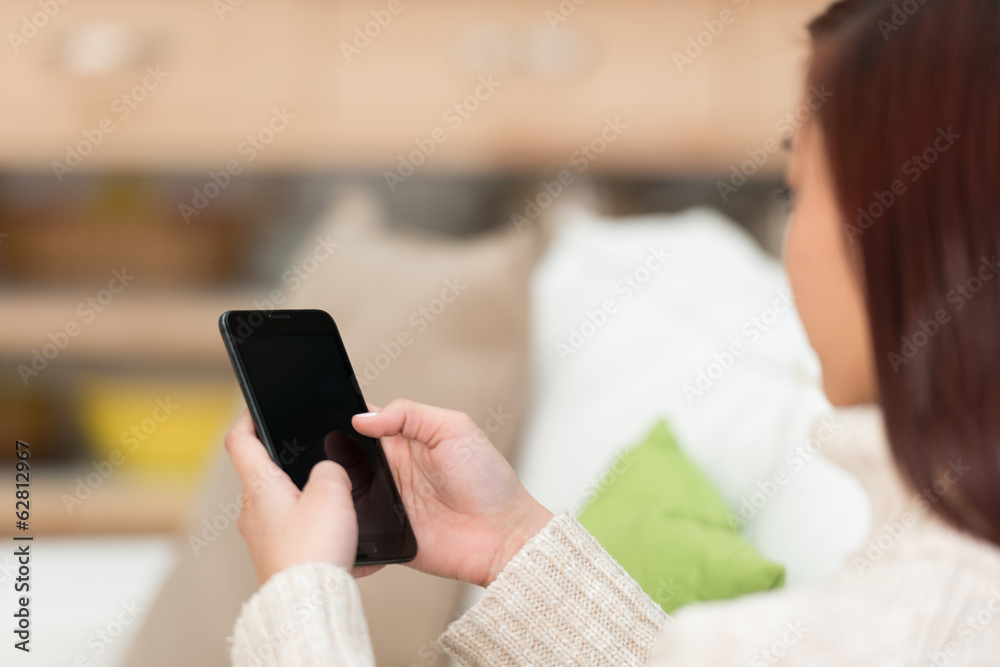 jugendliche tippt auf ihrem handy jugendliche tippt auf ihrem handy