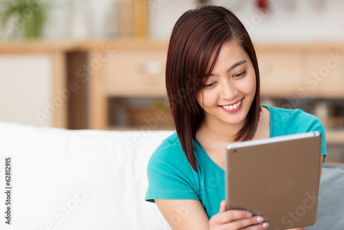 studentin liest zuhause am tablet-pc photo