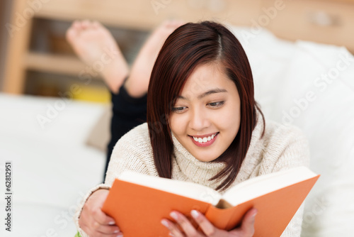 teenager liest ein buch