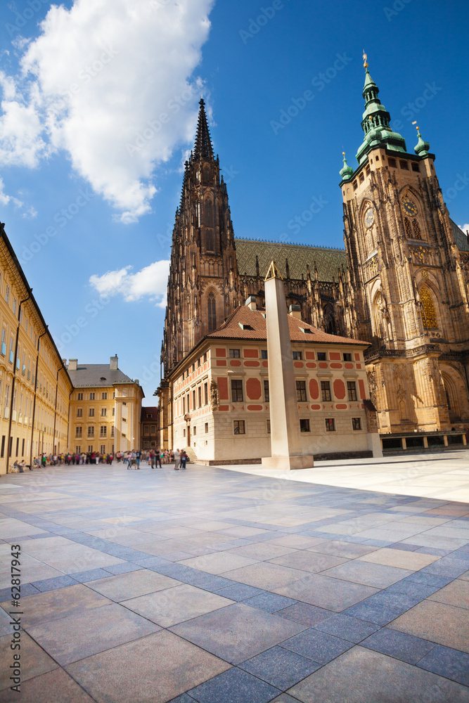 Fototapeta premium Square in front of St. Vitus Cathedral in Prague