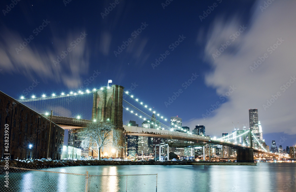 Fototapeta premium View of Brooklyn Bridge in New York City at night
