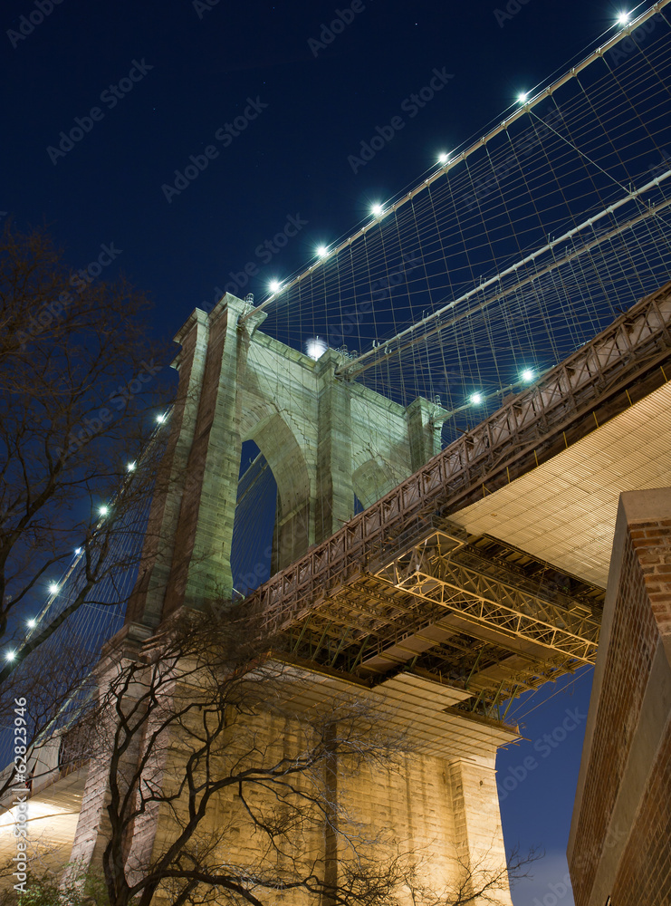 Naklejka premium Widok Brooklyn Bridge w Nowym Jorku w nocy